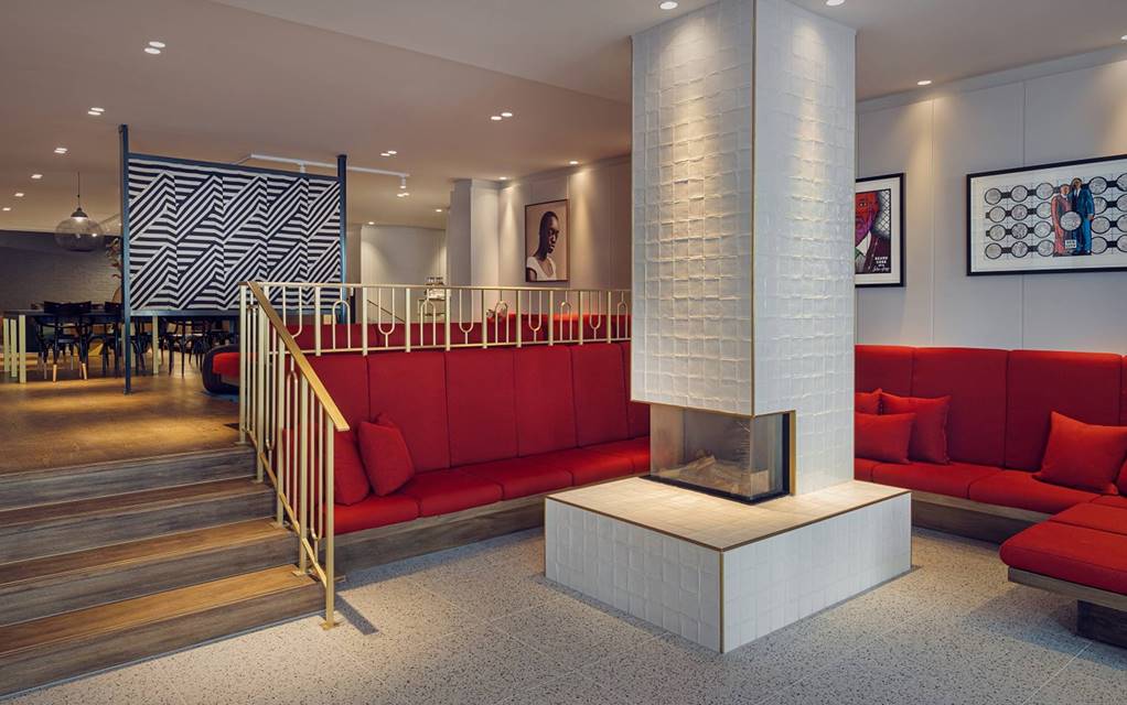 Red couches in lobby of Kimpton de Witt, Amsterdam